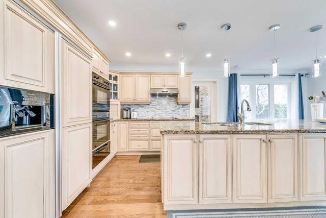 2066 Pipers Crt, House detached with 4 bedrooms, 4 bathrooms and 6 parking in Burlington ON | Image 3