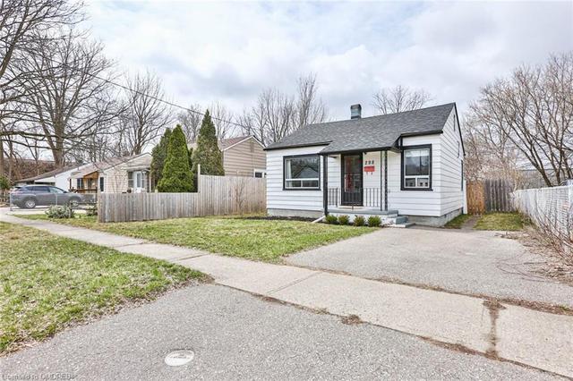 298 Brock Street, House detached with 2 bedrooms, 1 bathrooms and null parking in Brantford ON | Image 2