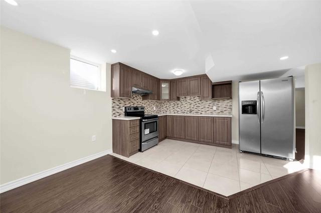 2 Ranger Cres, House detached with 2 bedrooms, 1 bathrooms and 2 parking in Brampton ON | Image 2