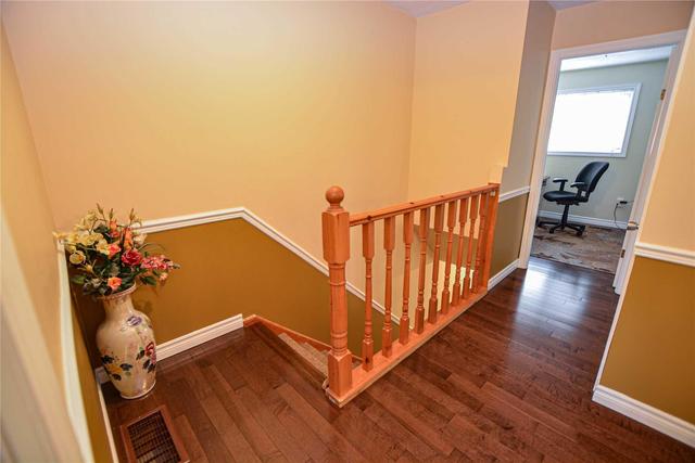 33 Tara Park Cres, Townhouse with 3 bedrooms, 2 bathrooms and 2 parking in Brampton ON | Image 6