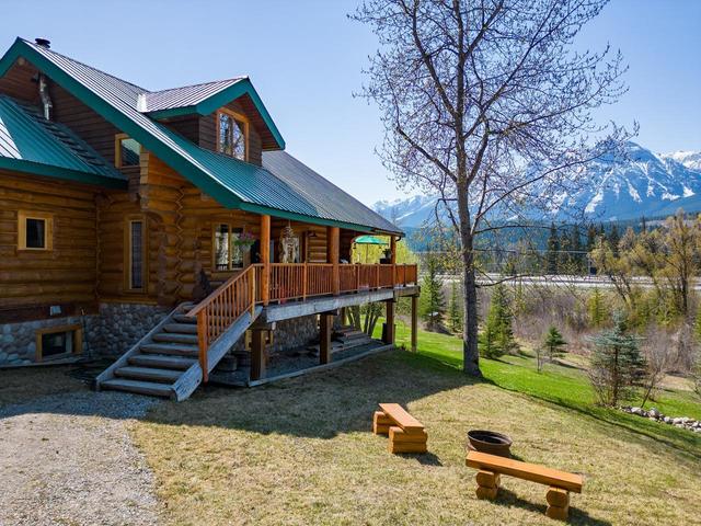 2604 Big Bend Highway, House detached with 3 bedrooms, 3 bathrooms and null parking in Columbia Shuswap A BC | Image 34