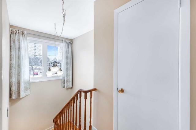 830 Danforth Rd, House semidetached with 3 bedrooms, 2 bathrooms and 5 parking in Toronto ON | Image 8