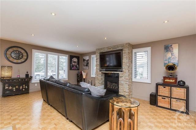 16 Elmbank Crescent, House detached with 3 bedrooms, 2 bathrooms and 6 parking in Ottawa ON | Image 10