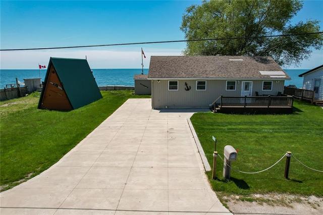 18004 Erie Shore Drive, House detached with 2 bedrooms, 1 bathrooms and 4 parking in Chatham Kent ON | Image 2