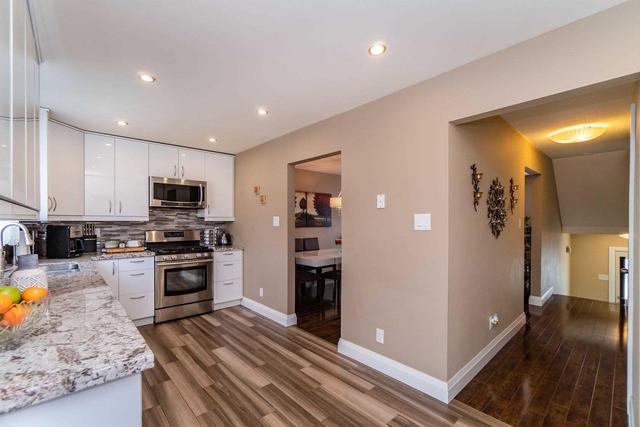 78 Morley Cres, Townhouse with 3 bedrooms, 2 bathrooms and 1 parking in Brampton ON | Image 4