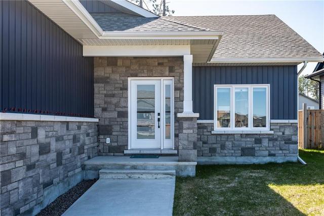 40 Liam Street, House detached with 3 bedrooms, 2 bathrooms and 6 parking in Petawawa ON | Image 2