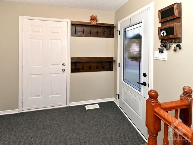 864 Nesting Way, Townhouse with 3 bedrooms, 2 bathrooms and 3 parking in Ottawa ON | Image 3