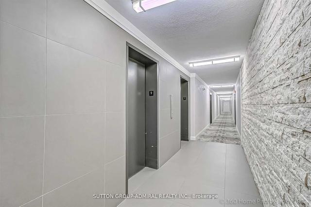 902 - 25 Four Winds Dr, Condo with 2 bedrooms, 1 bathrooms and 1 parking in Toronto ON | Image 10