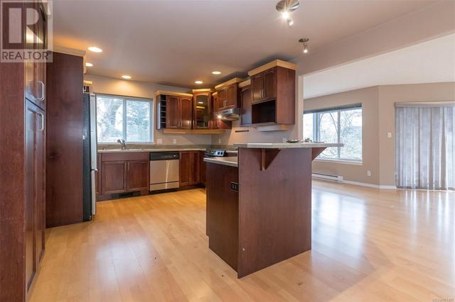 984 Cloverdale Ave, House detached with 4 bedrooms, 3 bathrooms and 3 parking in Saanich BC | Image 17