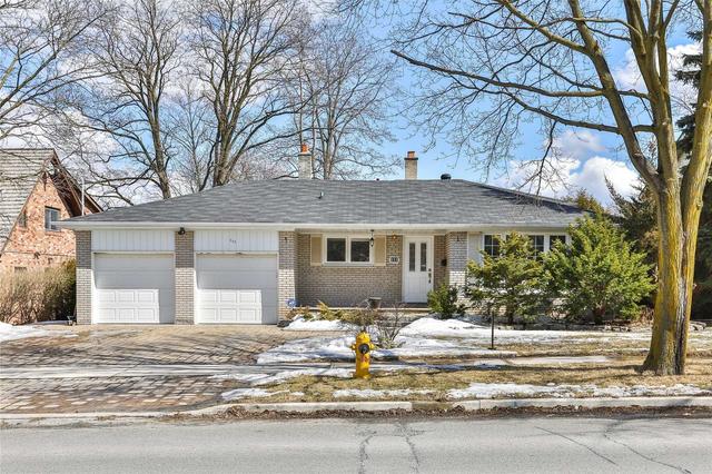111 Bannatyne Dr, House detached with 5 bedrooms, 3 bathrooms and 4 parking in Toronto ON | Image 1