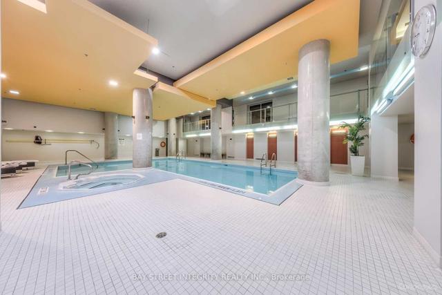 1727 - 111 Elizabeth St, Condo with 1 bedrooms, 1 bathrooms and 1 parking in Toronto ON | Image 2