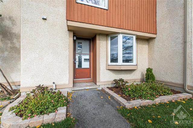e - 61 Woodfield Drive, Townhouse with 3 bedrooms, 2 bathrooms and 1 parking in Ottawa ON | Image 2