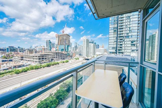1102 - 15 Iceboat Terr, Condo with 1 bedrooms, 1 bathrooms and 1 parking in Toronto ON | Image 2