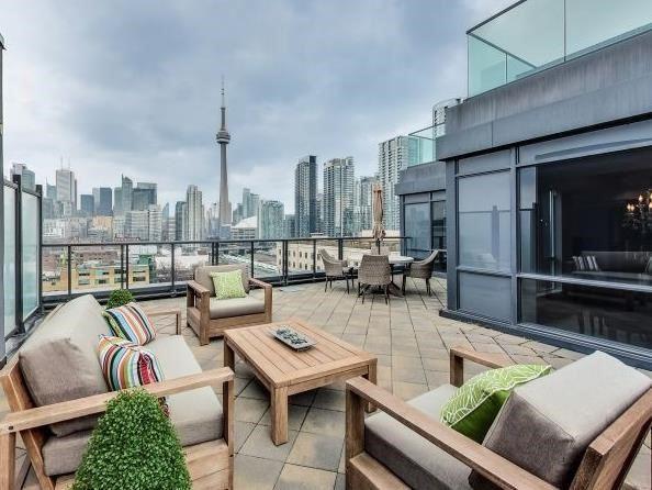 1121 - 560 Front St W, Condo with 3 bedrooms, 2 bathrooms and 2 parking in Toronto ON | Image 1