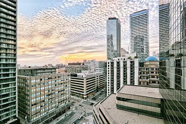 1702 - 763 Bay St, Condo with 1 bedrooms, 1 bathrooms and 1 parking in Toronto ON | Image 1