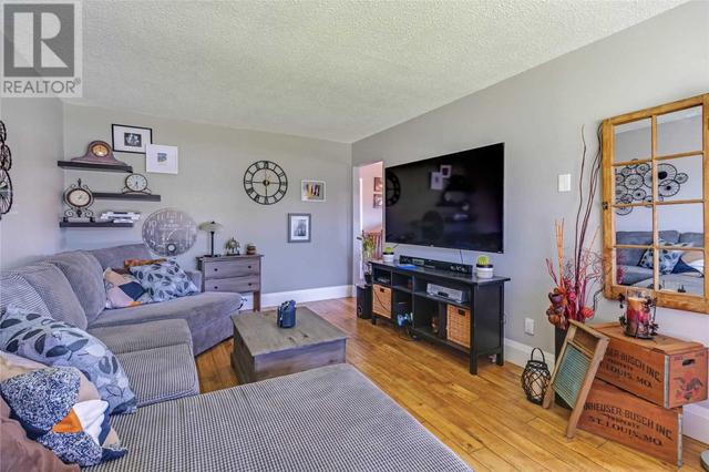1321 Cedar St, House detached with 3 bedrooms, 2 bathrooms and 6 parking in Oshawa ON | Image 6