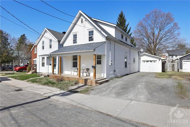 13 Stuart Street, House detached with 3 bedrooms, 2 bathrooms and 3 parking in Brockville ON | Image 1