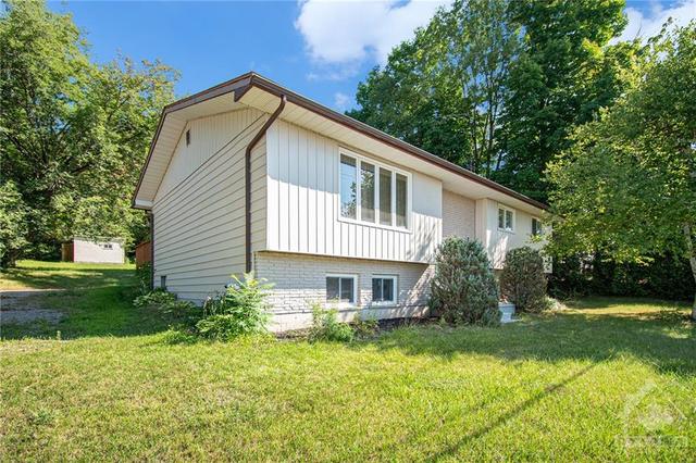 164 Bonnechere Street E, House detached with 4 bedrooms, 2 bathrooms and 4 parking in Bonnechere Valley ON | Image 2