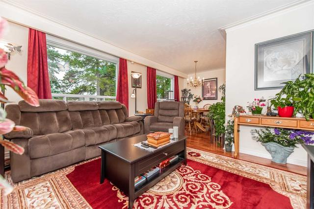 12 Argyle Cres, House detached with 3 bedrooms, 2 bathrooms and 9 parking in Brampton ON | Image 2