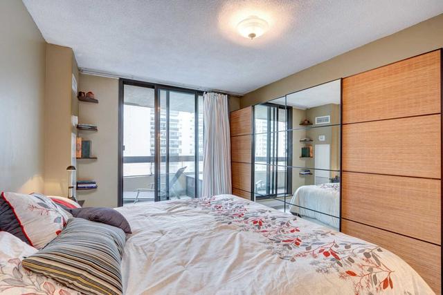 1207 - 100 Quebec Ave, Condo with 2 bedrooms, 2 bathrooms and 1 parking in Toronto ON | Image 3