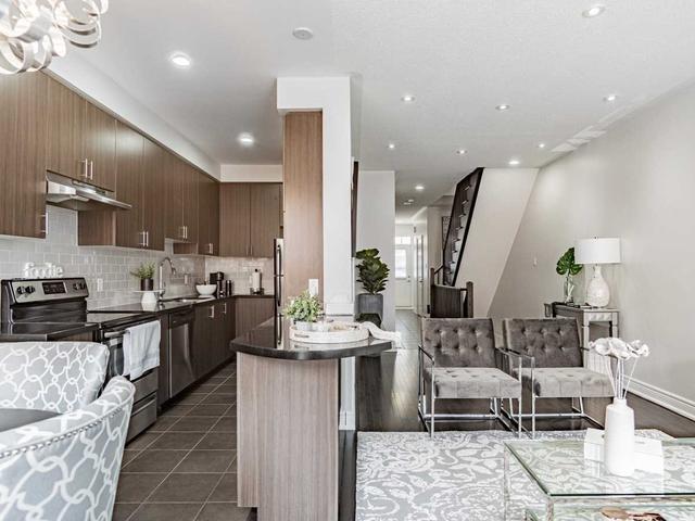 39 Utopia Way, House attached with 3 bedrooms, 2 bathrooms and 2 parking in Brampton ON | Image 3
