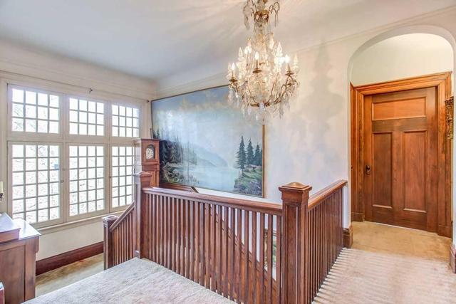 228 Stibbard Ave, House detached with 7 bedrooms, 4 bathrooms and 4 parking in Toronto ON | Image 16