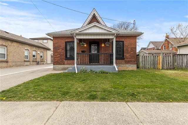 112 Sydenham Street, House detached with 3 bedrooms, 1 bathrooms and 2 parking in Brantford ON | Image 1