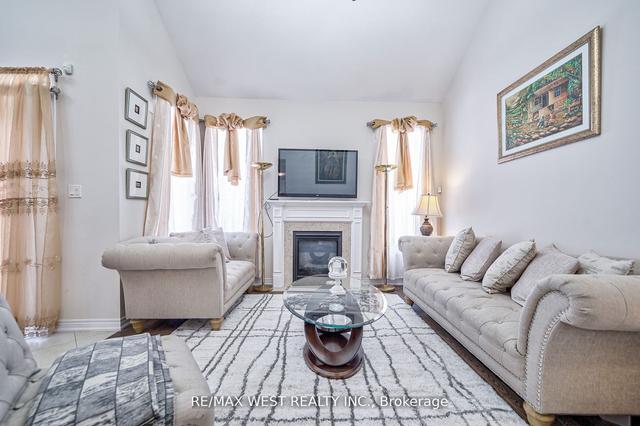 42 Seedhouse Rd, Condo with 2 bedrooms, 4 bathrooms and 4 parking in Brampton ON | Image 9