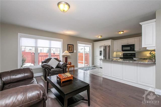 425 Vendevale Avenue, Townhouse with 3 bedrooms, 3 bathrooms and 3 parking in Ottawa ON | Image 7