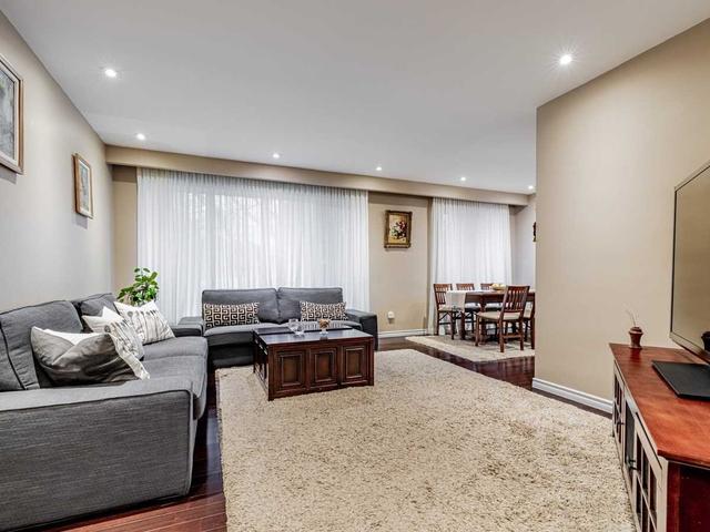 19 Royal Doulton Dr, House detached with 3 bedrooms, 2 bathrooms and 4 parking in Toronto ON | Image 8