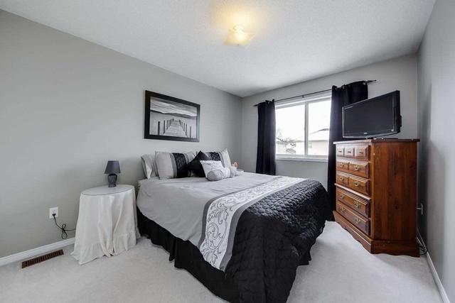 27 Pickett Cres, House attached with 3 bedrooms, 3 bathrooms and 3 parking in Barrie ON | Image 13