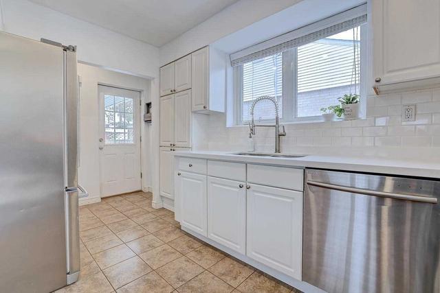 206 Elm Ave, House detached with 3 bedrooms, 2 bathrooms and 3 parking in Milton ON | Image 2