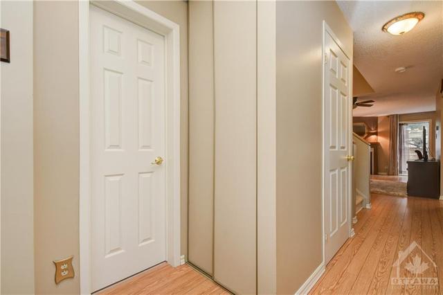 421 Valade Crescent, Townhouse with 3 bedrooms, 2 bathrooms and 2 parking in Ottawa ON | Image 4