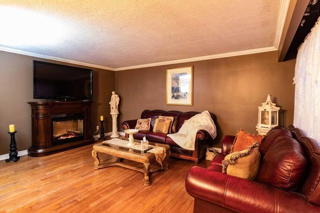 736 Gibbons St, House detached with 3 bedrooms, 2 bathrooms and 4 parking in Oshawa ON | Image 3
