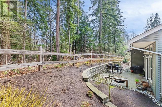 Private yard backing onto forest | Image 24