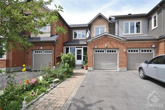 402 Meadowhawk Crescent, Townhouse with 3 bedrooms, 2 bathrooms and 2 parking in Ottawa ON | Image 1