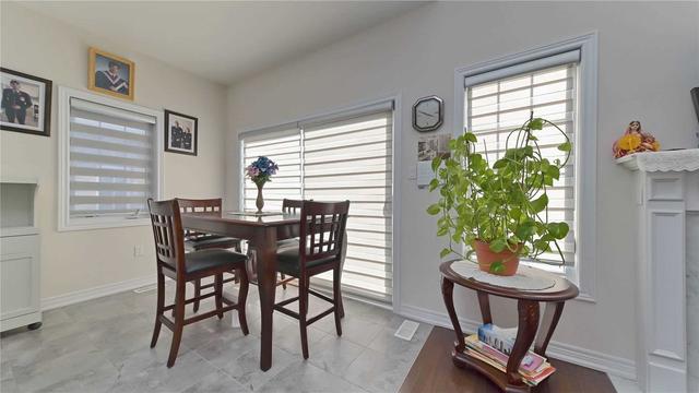 44 Lobelia St, Condo with 2 bedrooms, 3 bathrooms and 4 parking in Brampton ON | Image 2