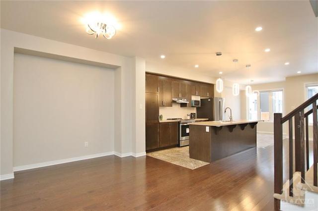 647 Gabriola Way, Townhouse with 3 bedrooms, 3 bathrooms and 3 parking in Ottawa ON | Image 5