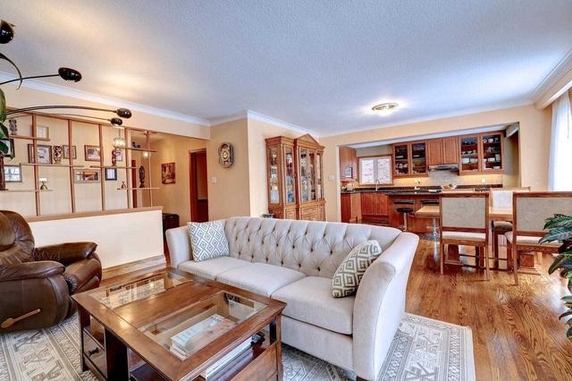 81 Decarie Circ, House detached with 3 bedrooms, 3 bathrooms and 6 parking in Toronto ON | Image 36