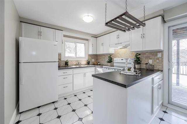 321a Mayview Cres, House semidetached with 3 bedrooms, 2 bathrooms and 3 parking in Waterloo ON | Image 2