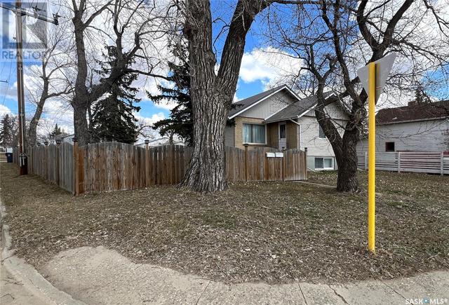 325 3rd Street, House detached with 5 bedrooms, 2 bathrooms and null parking in Estevan SK | Image 2