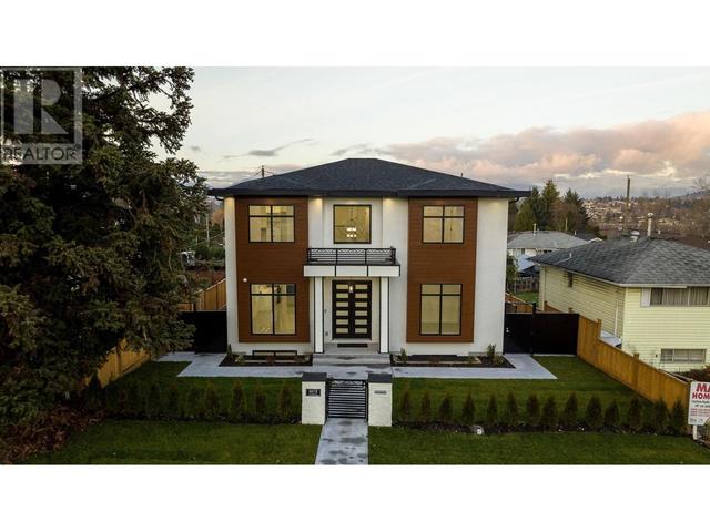 5675 Laurel Street, House detached with 9 bedrooms, 9 bathrooms and 4 parking in Burnaby BC | Image 2