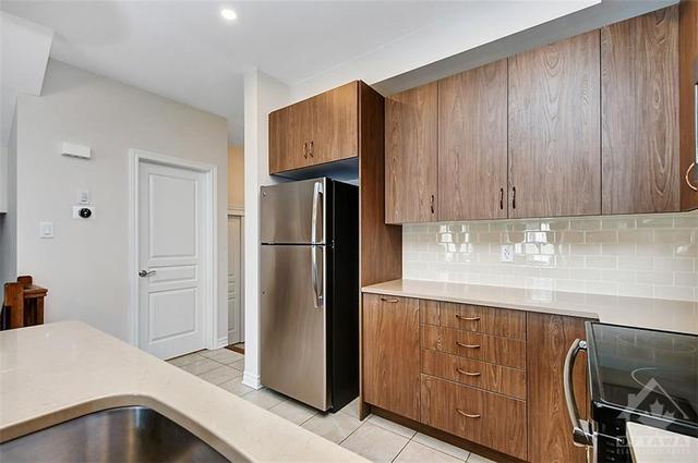 b - 199 Shinny Avenue, Townhouse with 3 bedrooms, 3 bathrooms and 2 parking in Ottawa ON | Image 12