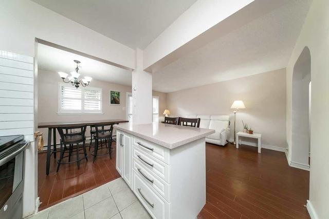 88 Porterfield Cres, Townhouse with 3 bedrooms, 2 bathrooms and 2 parking in Markham ON | Image 4