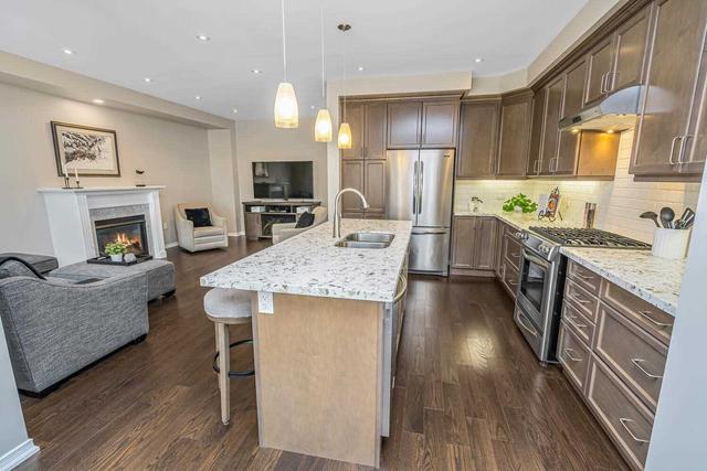 31 Upper Canada Crt, House detached with 3 bedrooms, 3 bathrooms and 4 parking in Halton Hills ON | Image 3