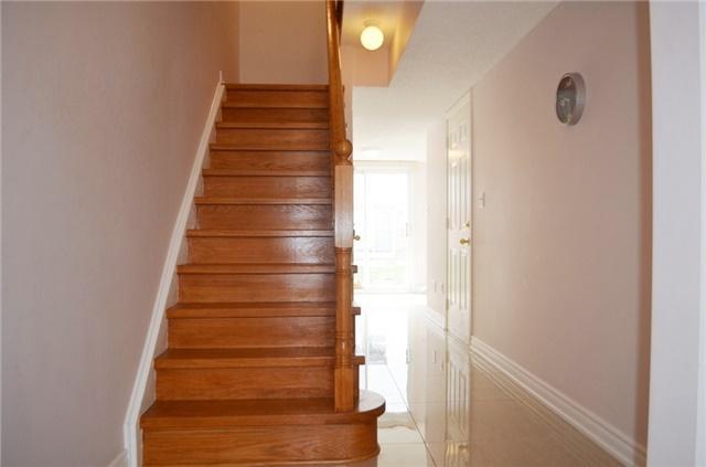 80 Acorn Pl, Townhouse with 3 bedrooms, 2 bathrooms and 1 parking in Mississauga ON | Image 2