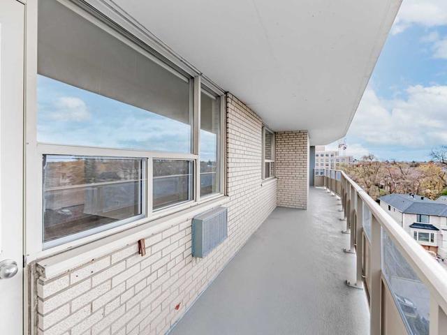 908 - 2900 Bathurst St, Condo with 3 bedrooms, 2 bathrooms and 1 parking in Toronto ON | Image 9