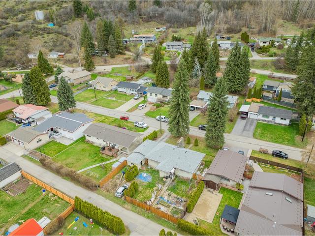 745 11th Avenue, House detached with 3 bedrooms, 2 bathrooms and 3 parking in Montrose BC | Image 31