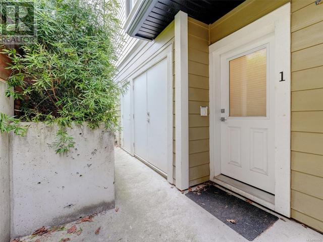 1 - 1146 Caledonia Ave, Condo with 2 bedrooms, 1 bathrooms and 1 parking in Victoria BC | Image 3