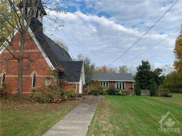10561 Main Street, House detached with 2 bedrooms, 1 bathrooms and 4 parking in North Dundas ON | Image 3